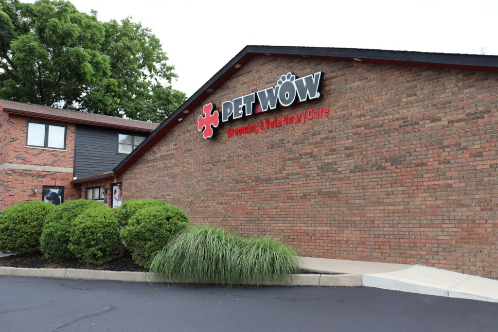 Exterior of PetWow Highland Heights Building