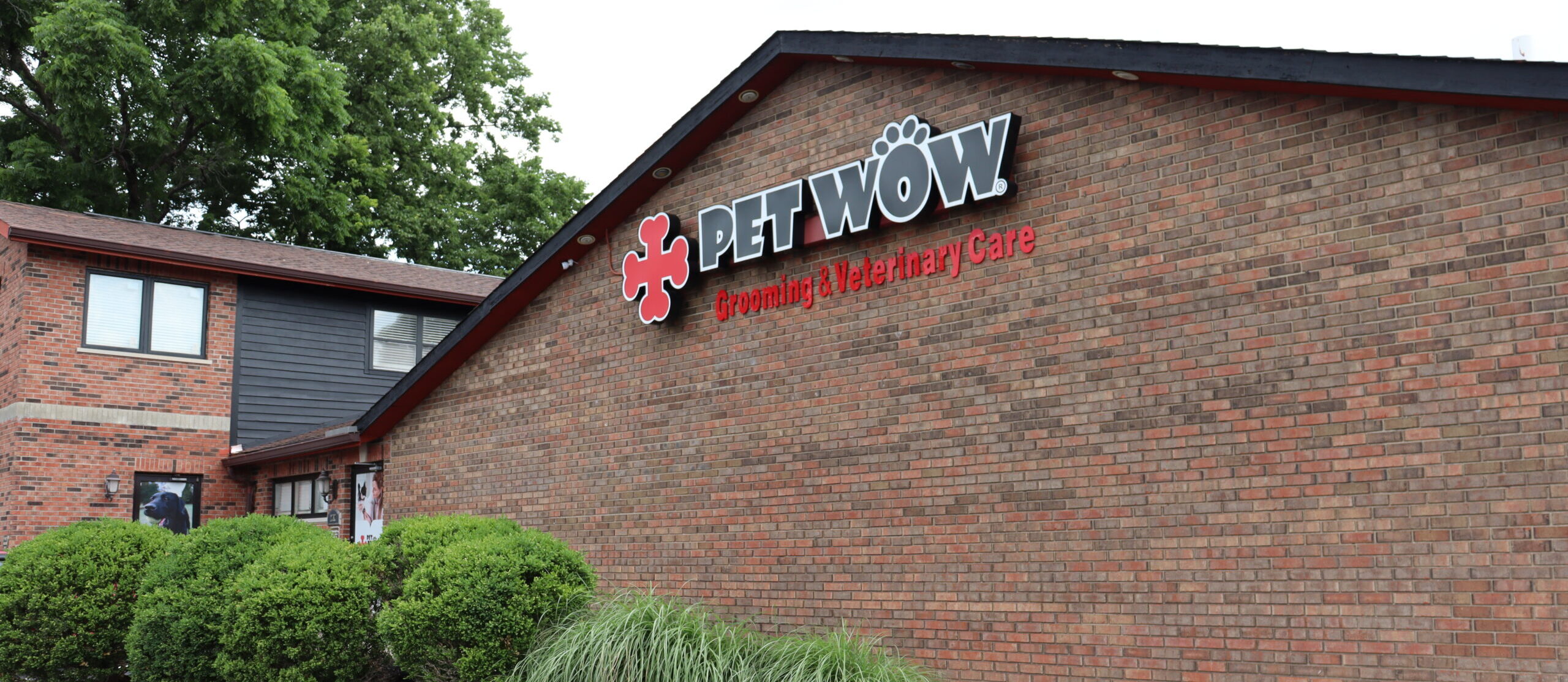 Exterior of PetWow Highland Heights Building